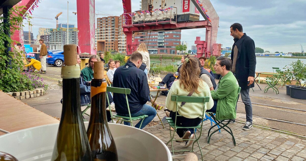 Wijnbar aan het water: op dit pop-upterras kun je zelf barbecueën en ...
