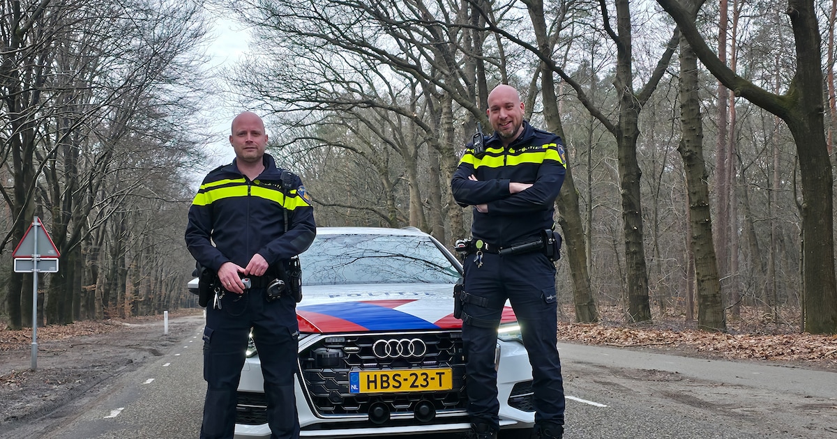 Agentenduo Michiel en Guido vertelt over de gevaren van afleiding in het verkeer door de mobiele tel