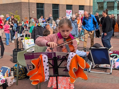 Wat een feest! Koningsdag 2026 in Helmond in foto's