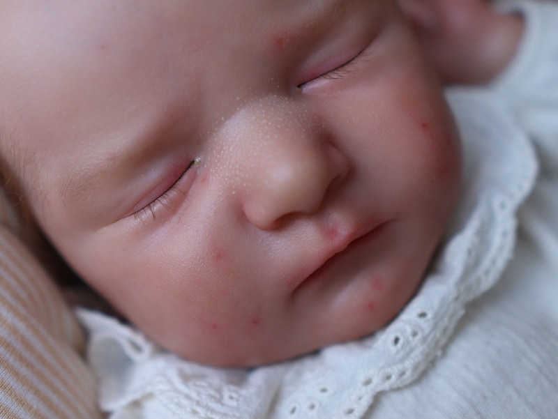 MineeQu Verzwaarde Baby Realistische Reborn Pop - 19 inch Beschilderd Haar Slapende Pasgeboren Levensechte Babypoppen Die Echt Zien en Echt Voelen, Moge God U Zegenen