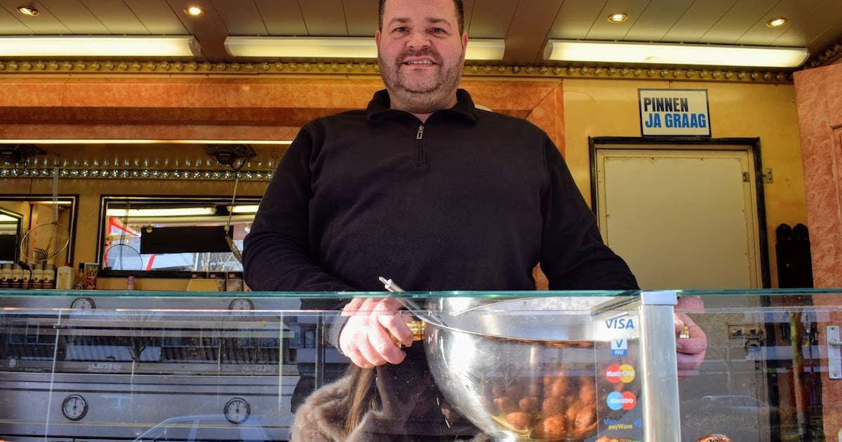 Jan bakt al 20 jaar oliebollen in zijn kraam bij de Hoven: 'Ik kan het met mijn ogen dicht'