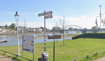 Aha! Dit is het verschil tussen de rode en groene wegwijzers voor fietsers in Deventer