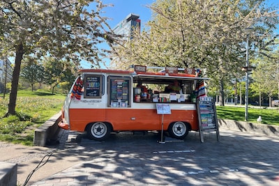 Nieuwsoverzicht: Varend Corso en oranje foodtruck bij de TU Delft