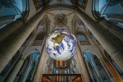 Kijk omhoog: straks zweeft er een gigantische aardbol in de Grote Kerk van Breda