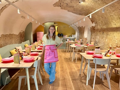 Britt opent Clay Atelier met uitzicht op de Oudegracht: ‘Binnen is het of je een cupcake inloopt’