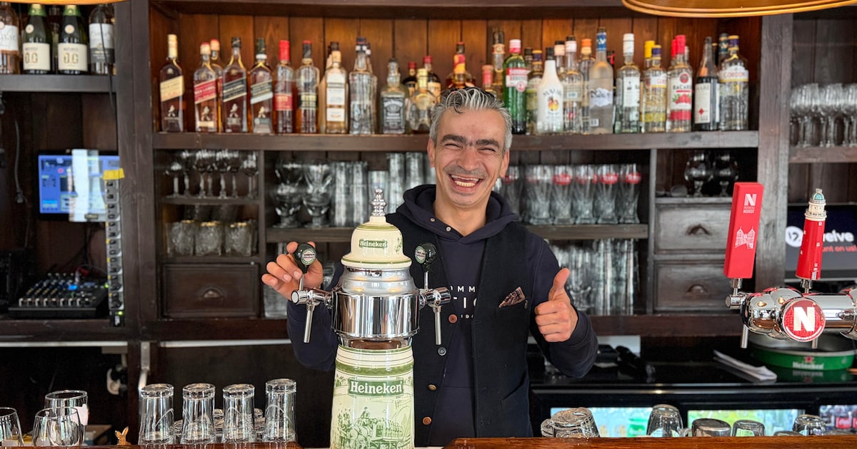 Burak knapte Kafe Koppelpoort op met meubels van eeuwenoud café: ‘Alles komt uit Amersfoort’