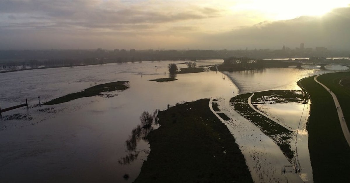 Hoogwater in de Waal: wanneer zien we onze strandjes weer?