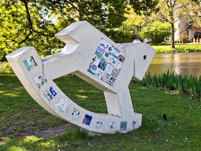 Kleurrijk en vol details: deze straatkunst in Delft is gemaakt voor en door de buurt