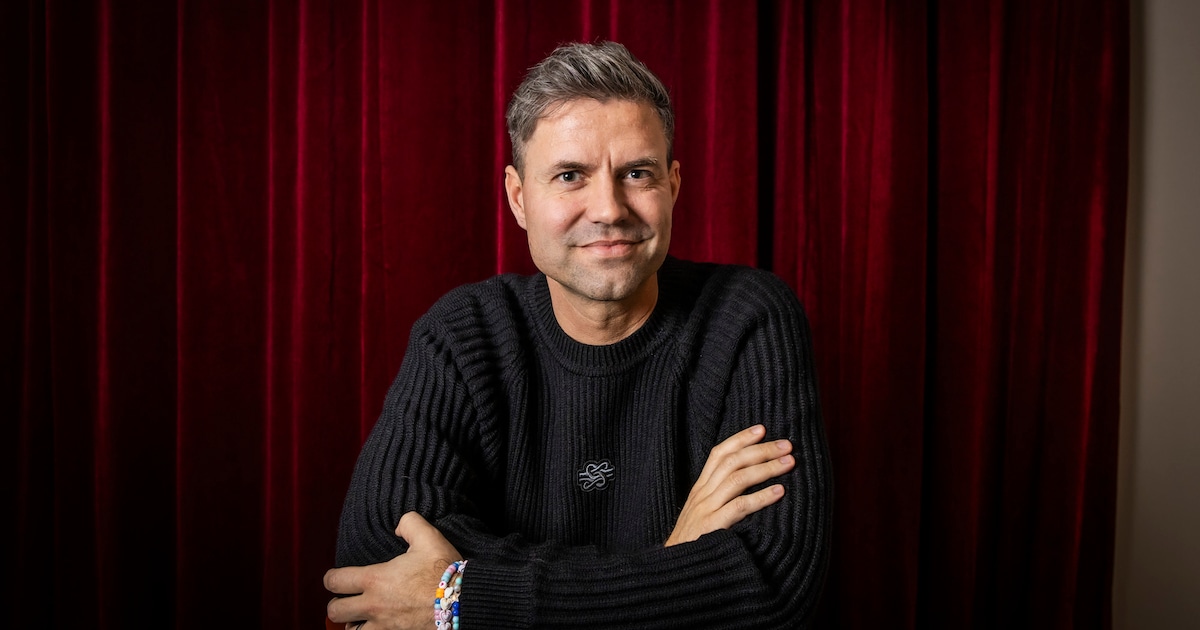Simon Keizer signeert zijn autobiografie in Apeldoorn