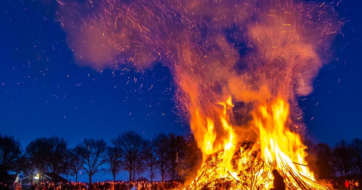 De fik erin! Op deze plekken rondom Hengelo kun je naar een paasvuur