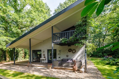 Fundaparel: deze semi-bungalow ligt verscholen tussen het groen van Enschede