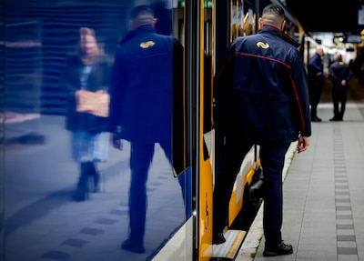 Busje komt (niet) zo: op deze dag rijden er geen treinen en bussen in Groningen