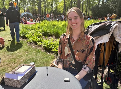 Gespot! Eindhovense Noa maakt live portretjes op de vrijmarkt