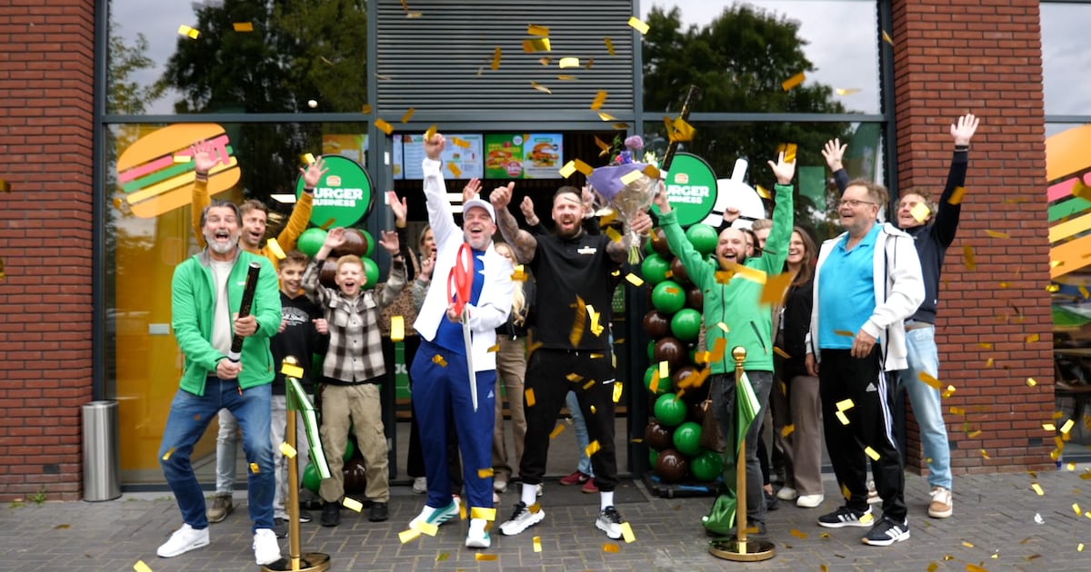 Andy van der Meijde proeft eerste burger bij opening eerste Burger Business in Apeldoorn