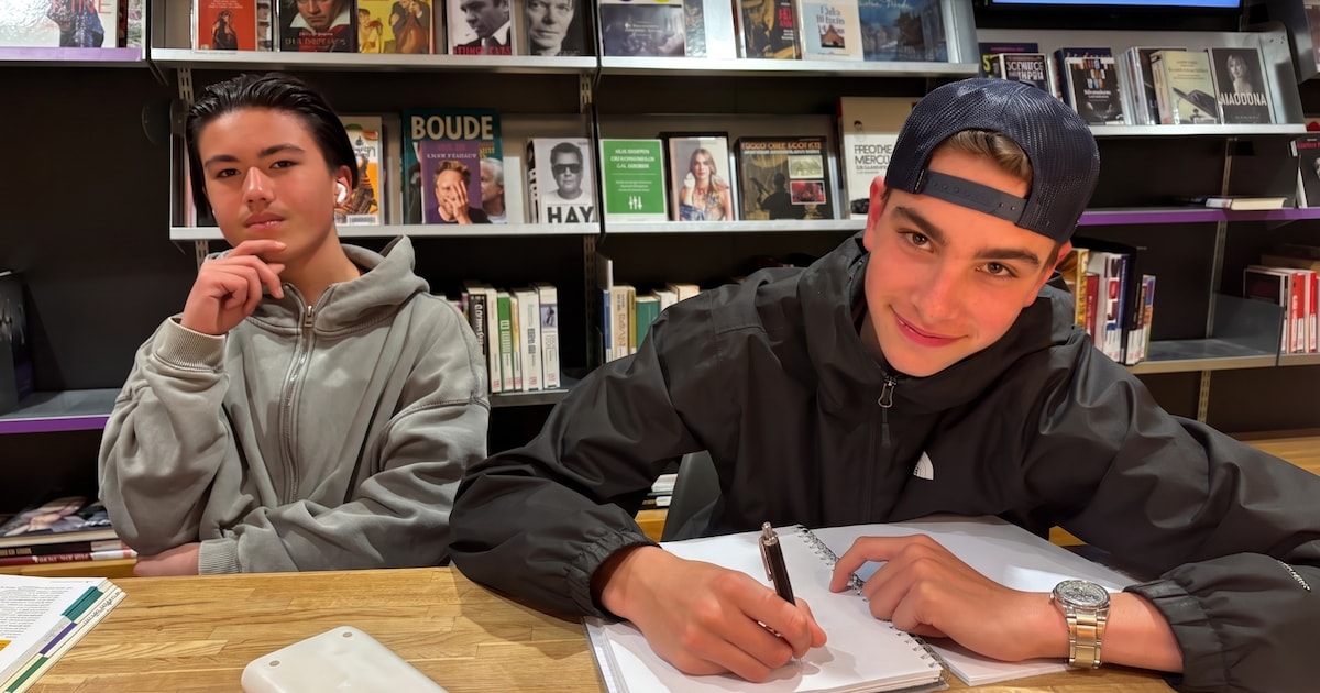 Sergio en Romeyn blokken in de bieb voor hun examens: ‘We zitten hier al vanaf 10 uur’