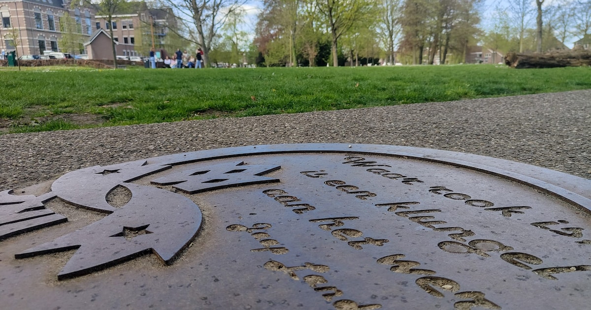 ‘Klungels’ in het wandelpad: dit is het verhaal achter de platen in het Westdampark
