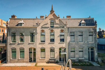 Mysterie: wat betekent Nunquam Perfectum op de gevel van dit Vlaardingse pand?