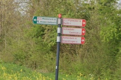 Aha! Dit is het verschil tussen de rode en groene wegwijzers voor fietsers in Schiedam