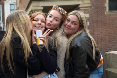 Foto’s en meer! Zo vierde Leiden Koningsdag 2026