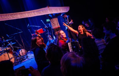 Arnhems drietal zingt vrouwonvriendelijke volksliederen ‘omdat de geschiedenis zich niet mag herhale