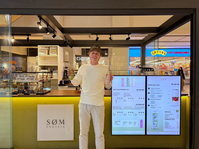 Student Bas opent kiosk met proteïneshakes in Hoog Catharijne: ‘Matcha ...