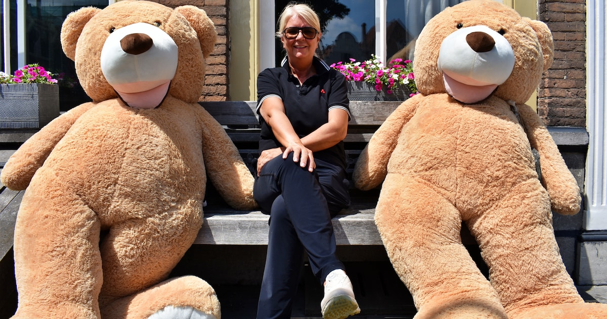 Bij de B&B van Silvia en haar man hangen vijf levensgrote beren uit het raam: ‘Het verbindt mensen’
