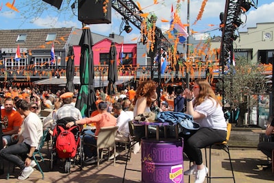 Proosten op de koning! Zo ziet het koningsweekend in Ede eruit