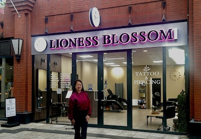 Piercer en tatoeëerder Phanida hoort voor 50 procent: ‘Ik voel klanten daardoor beter aan’