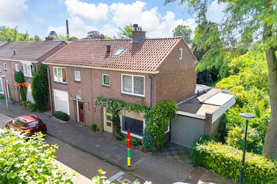 Fundaparel voor creatieve Enschedeërs: deze hoekwoning binnen de singel heeft een eigen atelier