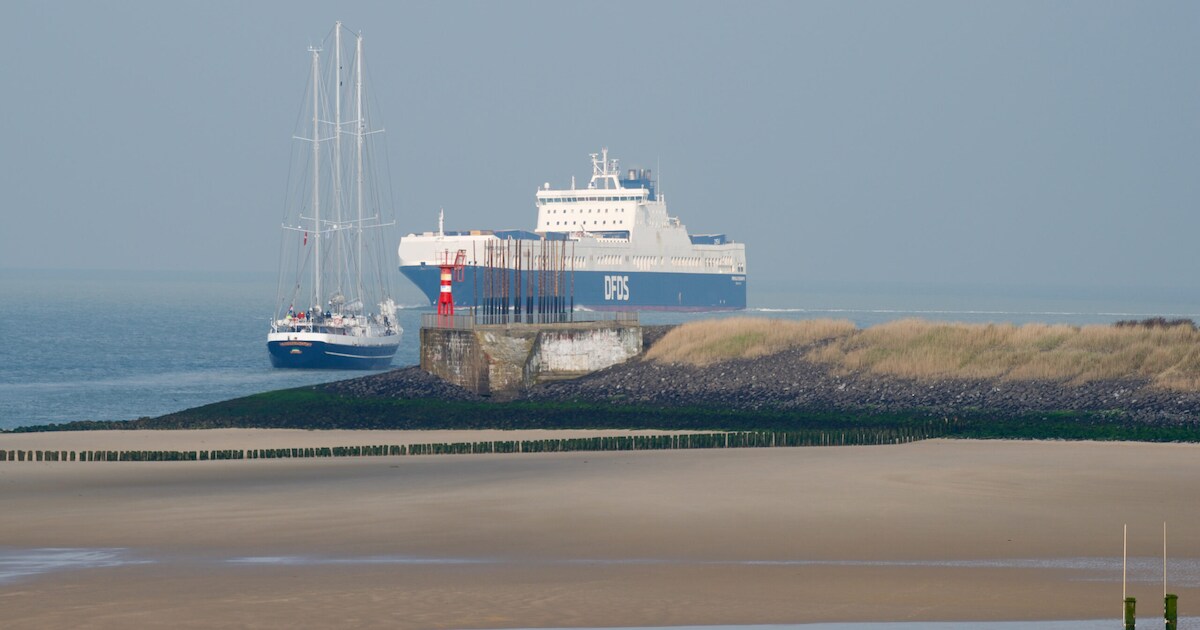 Dit is de reden waarom schepen zo dicht langs het Badstrand varen