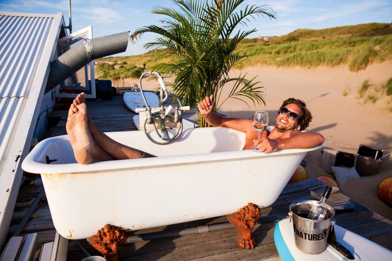 Dit wil je! Bij deze superbaan woon en eet je gratis op het strand ...