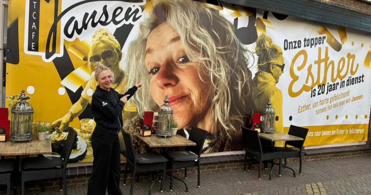 Esther werkt 20 jaar bij Eetcafé Jansen en ontdekt dat via een megaspandoek