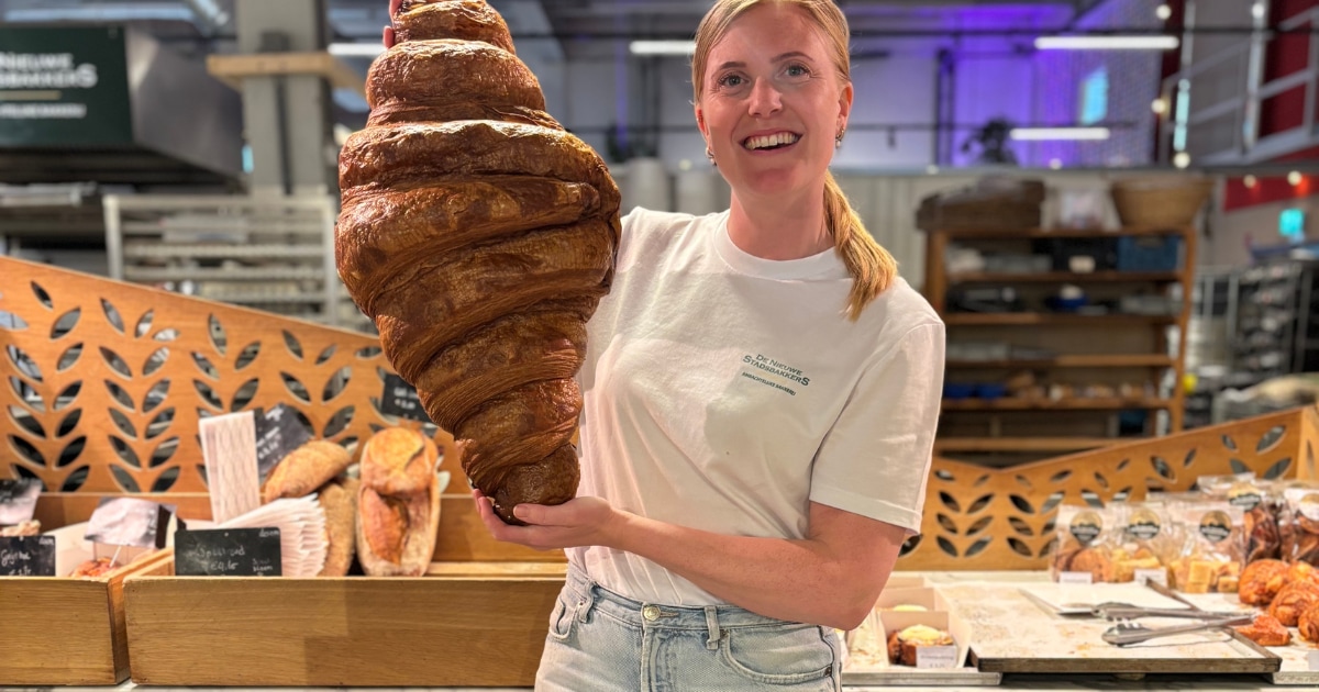 Demy (31) en haar Amersfoortse collega’s bakten een levensgrote croissant voor een bekend modemerk
