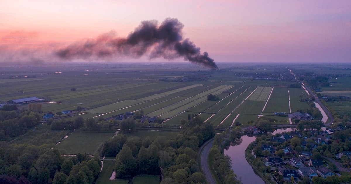 Loods in Kamerik in vlammen opgegaan; rook was in hele omgeving te zien (video)