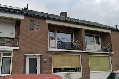 Achter deze gevel schuilt een verrassend ruime woning mét twee garages