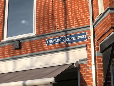 Dit is wat de afdeeling-bordjes betekenen op verschillende straathoeken in Haarlem