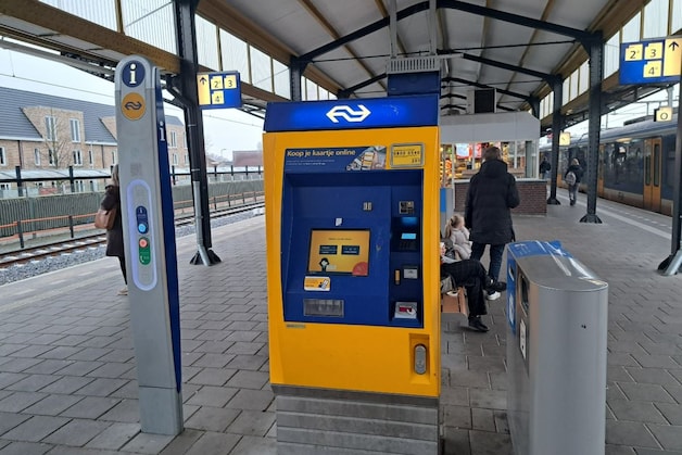 Huh?! NS haalt kaartautomaat weg van station Almelo, dit is waarom ...