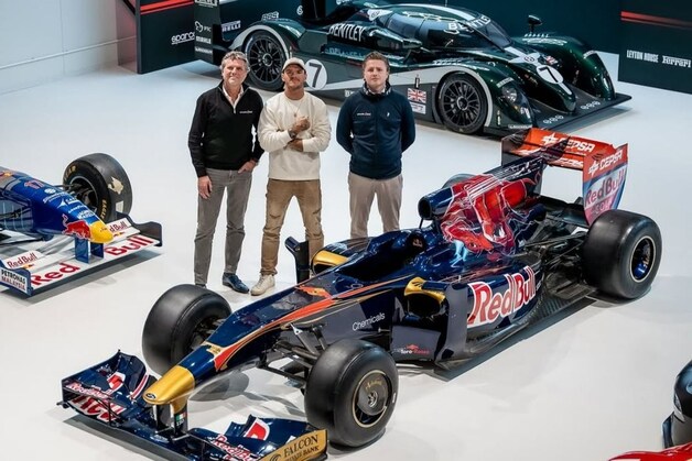 Amerikaanse YouTuber koopt Formule 1-auto in Almelo: 'Hoop niet dat-ie ...