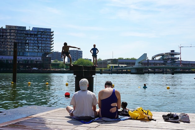 Zonnige beelden! De Rijnhaven is dé zwemspot van deze Rotterdamse zomer ...