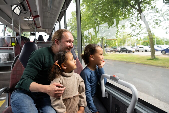 Goed nieuws! Dagje uit met de kids? Zij reizen gratis mee in de bus ...