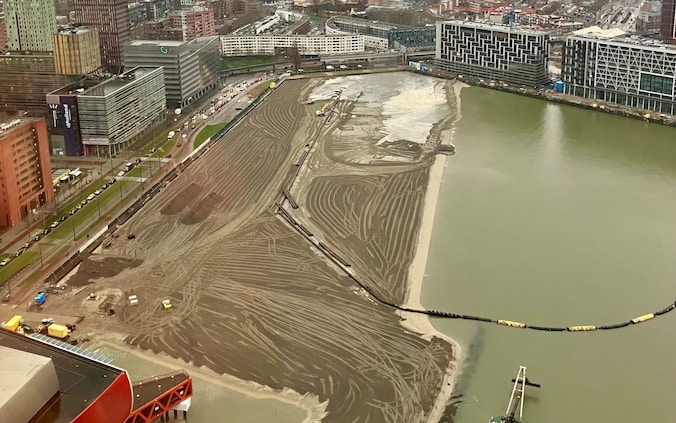 Wow! De Rijnhaven transformeert langzaam tot stadsstrand | Regio ...
