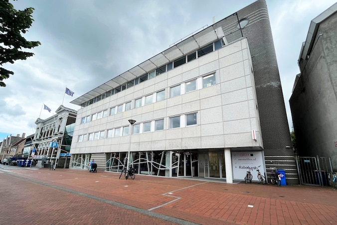Geen zwembad of gevangenis: in dit Delftse pand is de Rabobank geopend ...