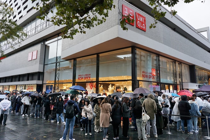 Grote drukte bij opening Uniqlo: 'We staan al sinds half 6 in de rij ...