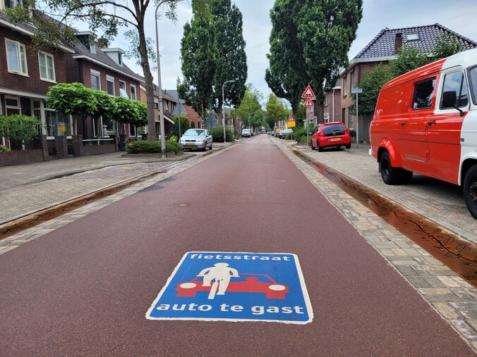 Mag dat: met de auto fietsers inhalen op een fietsstraat in Enschede ...