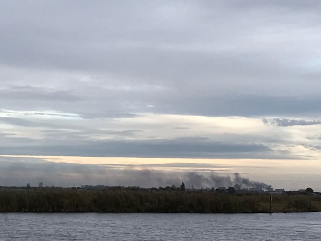 Dikke rookwolken boven Delft: zeer grote brand op woonboulevard ...