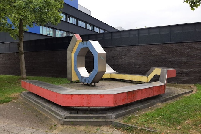 Dit betekent het kleurrijke kunstwerk naast het politiebureau van ...