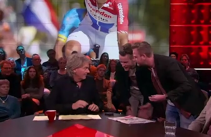 Amersfoortse Youtuber verstoort DWDD uitzending met zelfgemaakte award ...