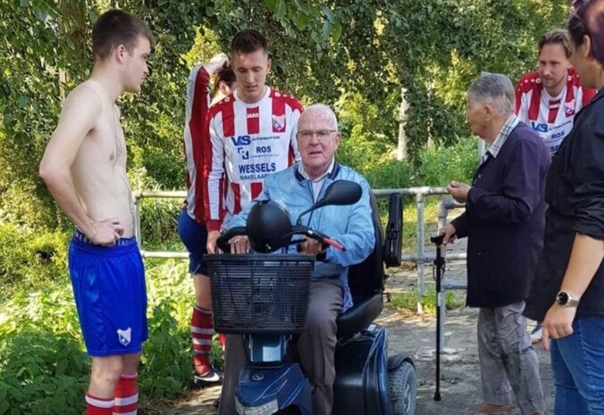 Helden! Deze Haagse voetballers redden twee ouderen uit de sloot ...