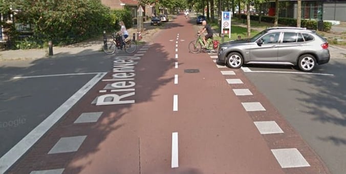Mag dat? Met je auto fietsers inhalen op de fietsstraat in Deventer ...