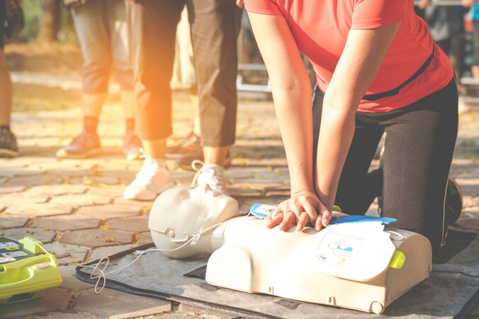 AED redt levens: deze verzekeraar geeft ze weg voor jouw buurt | Regio ...
